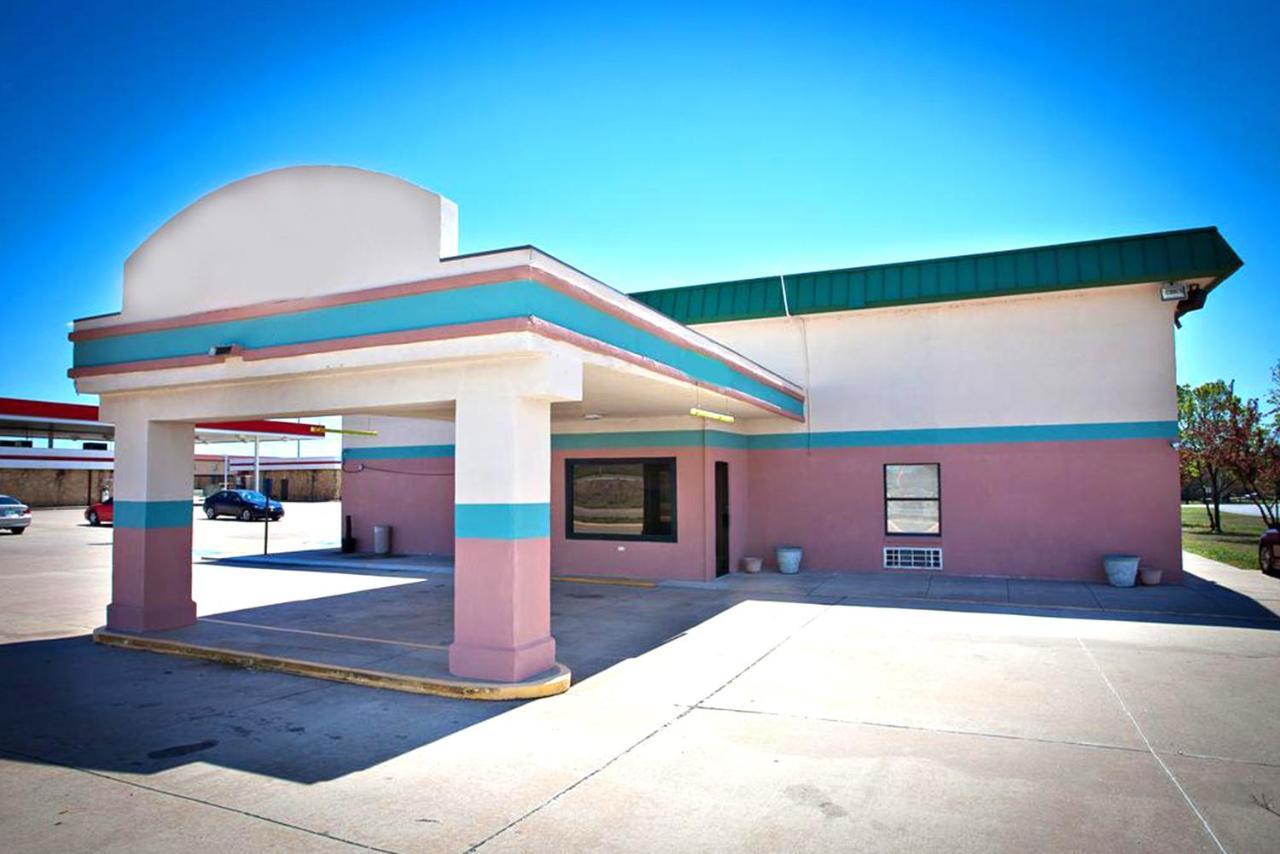Days Inn By Wyndham Park City Kansas Экстерьер фото