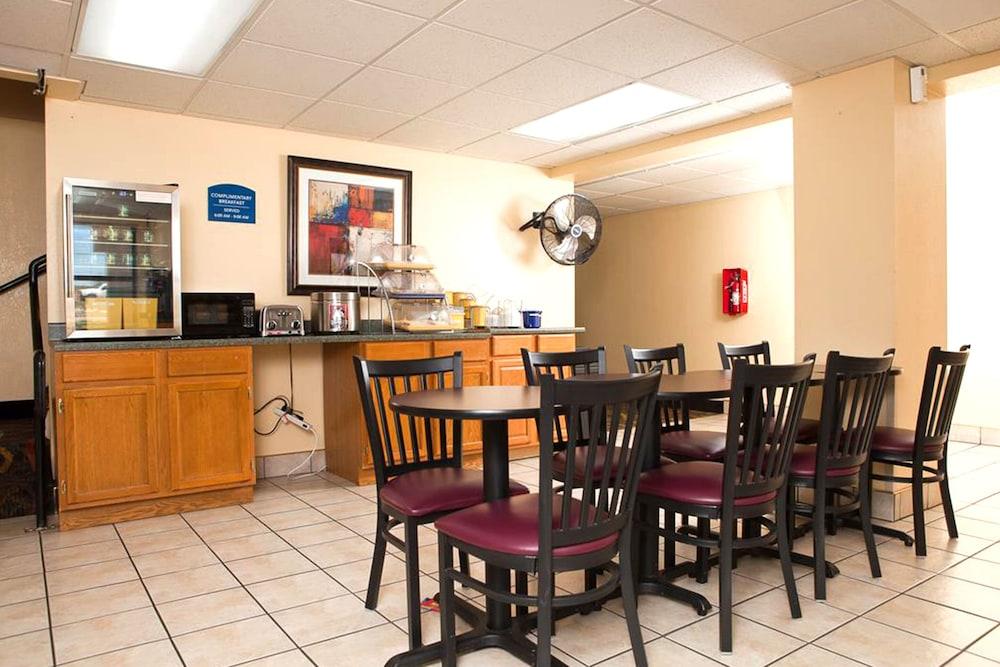 Days Inn By Wyndham Park City Kansas Экстерьер фото