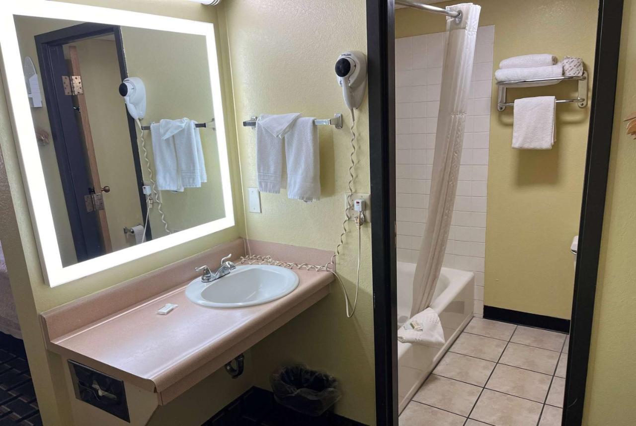 Days Inn By Wyndham Park City Kansas Экстерьер фото